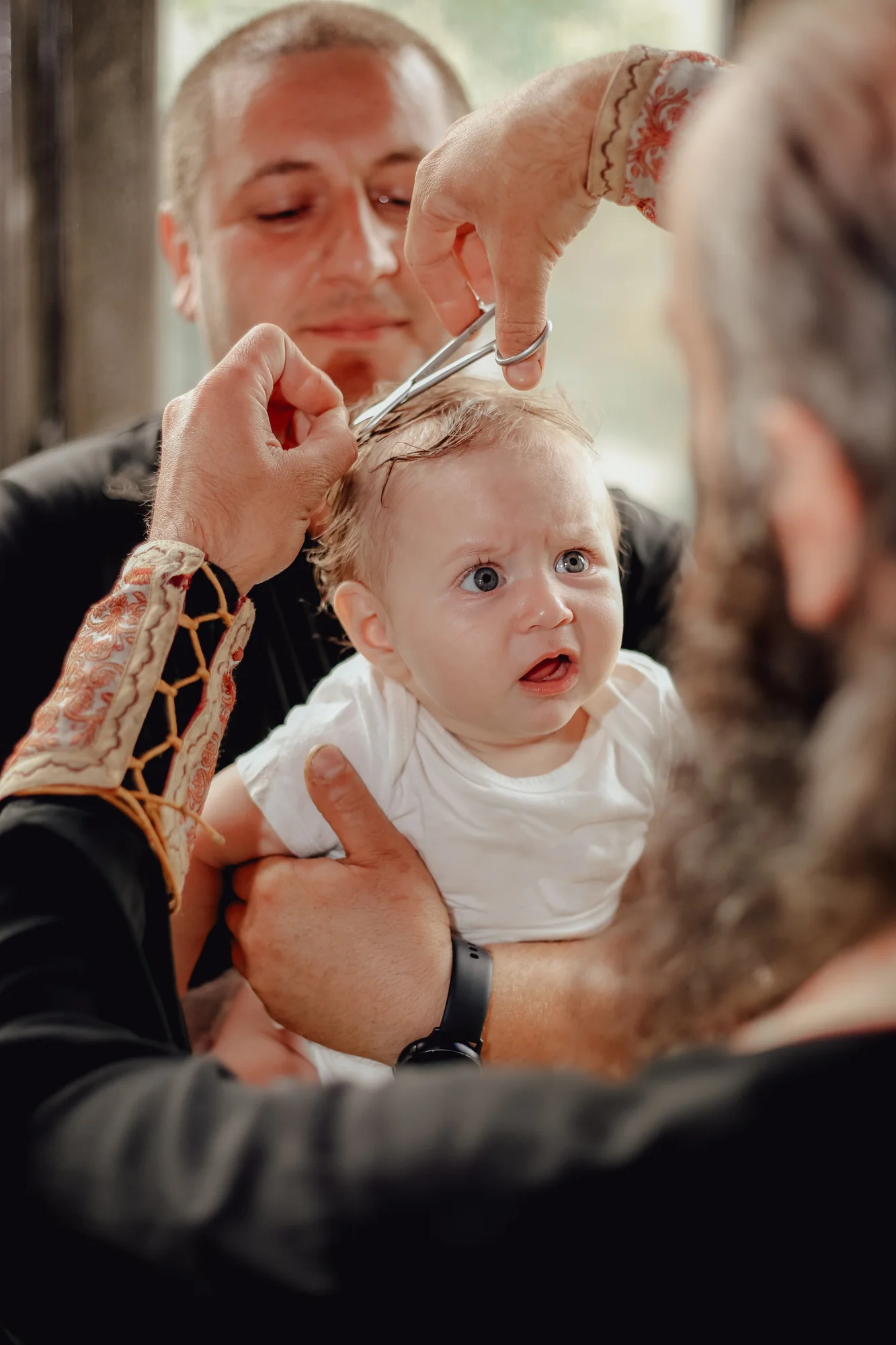 髪の毛を切られる赤ん坊