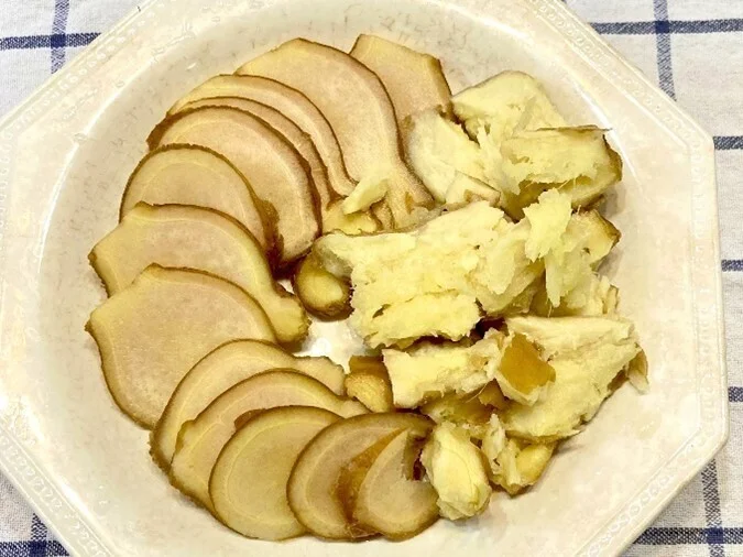 スライスした生姜と粗め砕いた生姜