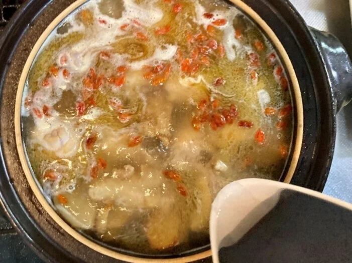 麻油雞の手羽元を煮込むところ