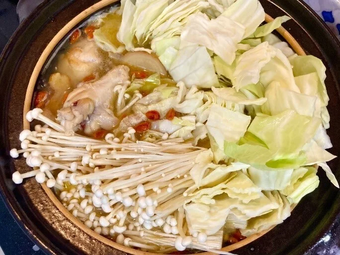 麻油雞の具材が入った鍋