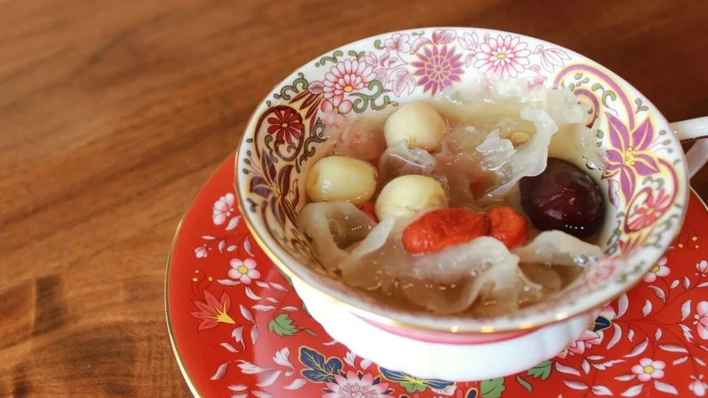 銀耳蓮子湯（インアァリェンズゥタン）