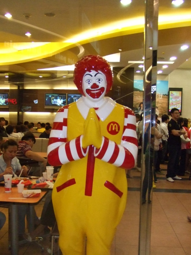 タイのマクドナルドにいるドナルド