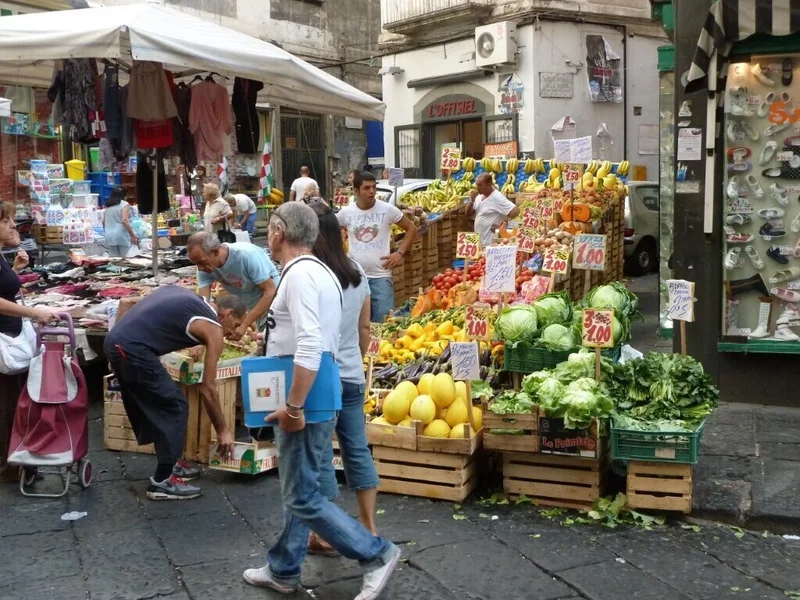 ナポリ旧市街地の市場