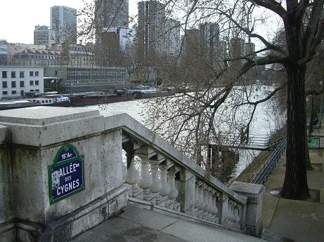 川の横の階段